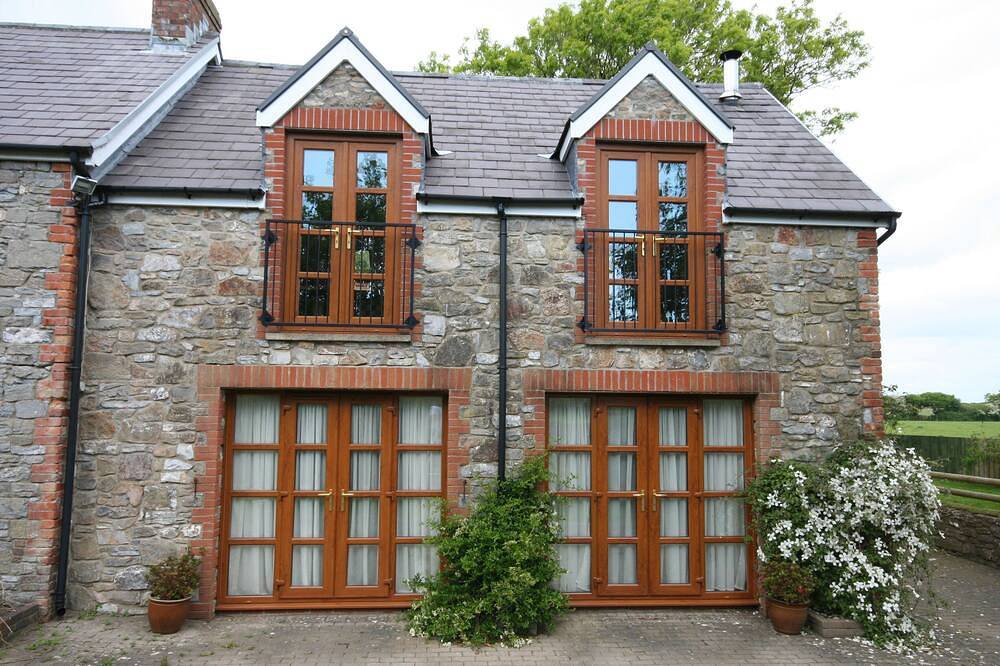 Beautiful 5 bed, 5* luxury cottage in a secluded location in Three Cliffs Bay, Swansea region