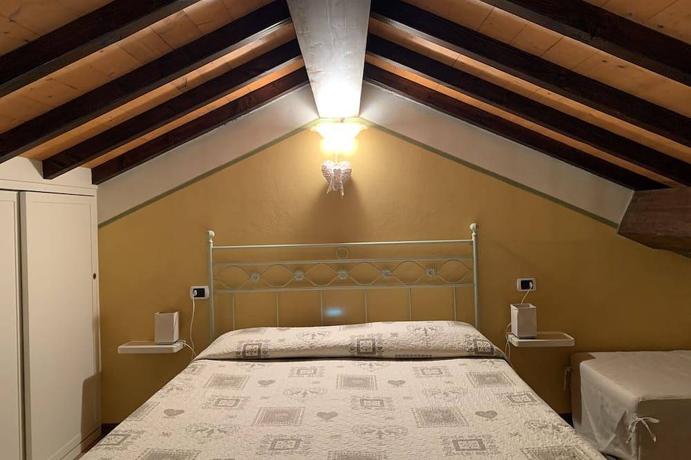 Mandolata - cottage with garden, shared pool, private veranda in Gallicano, Garfagnana