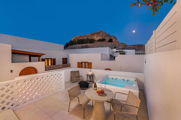 Apartment for 2 people, with pool and terrace as well as hot tub in Lindos