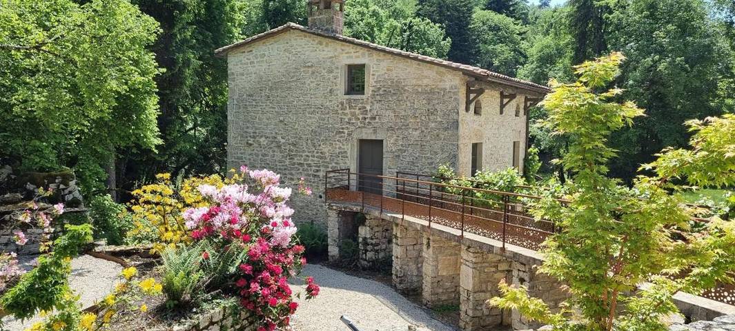 Maison de vacances pour 2 personnes, avec terrasse ainsi que jardin et piscine, animaux acceptés