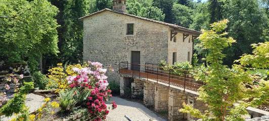 Gîte pour 2 personnes, avec terrasse ainsi que jardin et piscine, animaux acceptés dans Leyssard