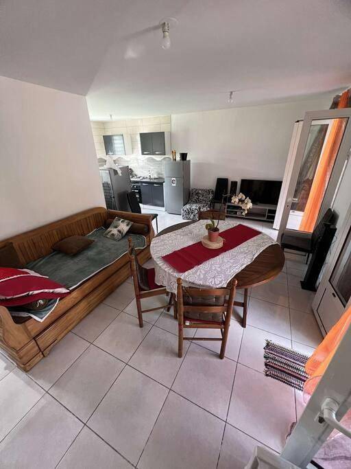 Gîte pour 8 personnes, avec jardin ainsi que terrasse et jacuzzi dans Les Makes - 3