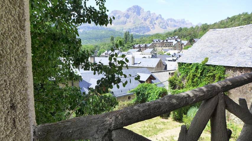 Apartamento para 3 personas, con Terraza y Jardín además de Vistas al lago y Vistas en Tramacastilla de Tena