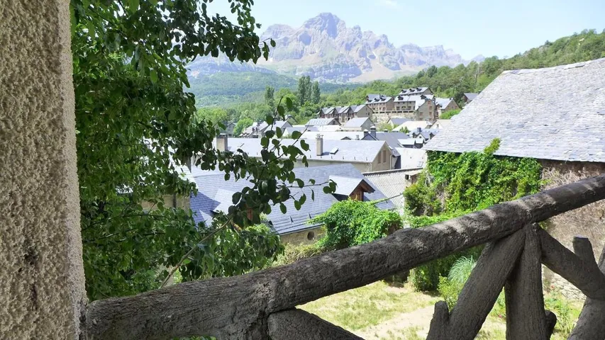 Hotel para 3 personas, con jardín además de vistas y vistas al lago - 1
