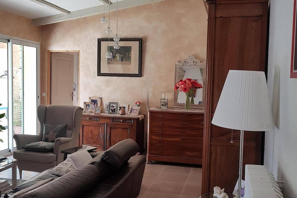 Entre Nimes y Uzes, bonito chalet con piscina en un entorno tranquilo in Poulx, Region de Nimes