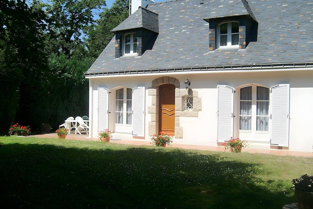 Bed and Breakfast 'Chambre D'hôtes D'Evelyne - Iris' with Shared Terrace, Shared Garden and Wi-Fi in Pluneret, Côte des Mégalithes
