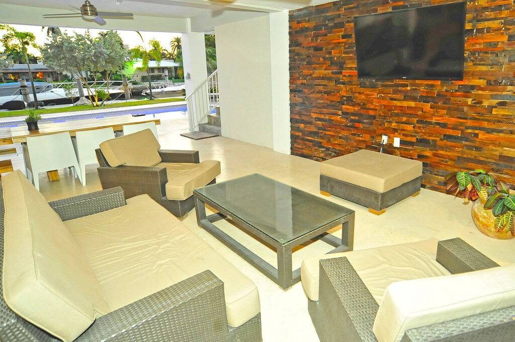 Vacation Home for 18 Guests in Belle Meade Island, Miami