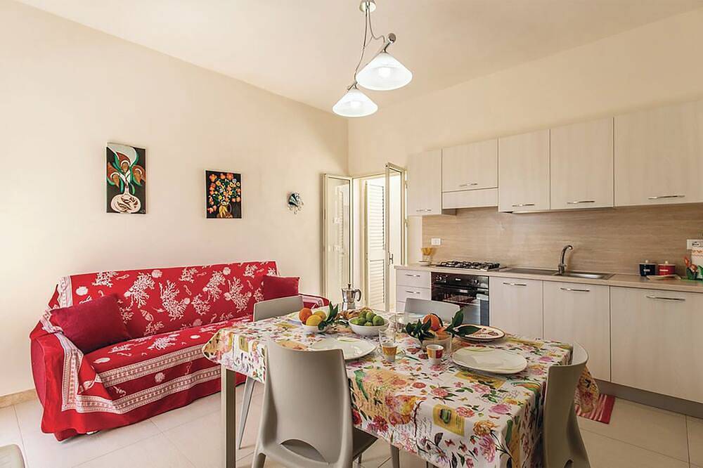 Casa Rosso Corallo, al mare e con ampio giardino in Punta Secca, Santa Croce Camerina