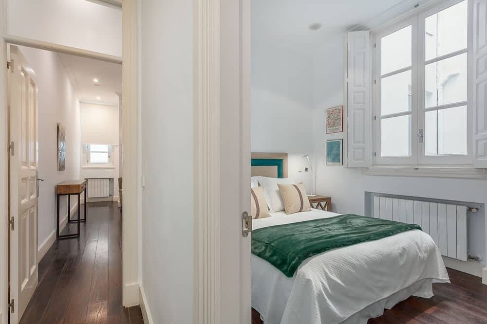 Entire apartment, Elegant Spacious Apartment for 4 High Ceilings & Natural Light Madrid in Centro (Madrid), Madrid