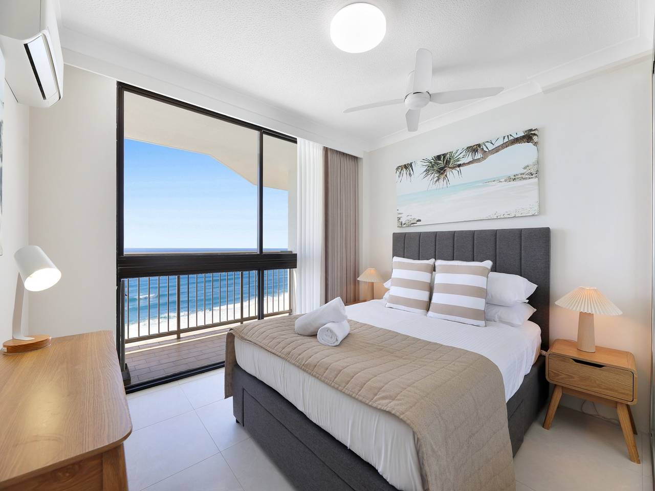 Entire apartment, Beachfront Stylish Apartment with Ocean Views in Surfers Paradise, Queensland