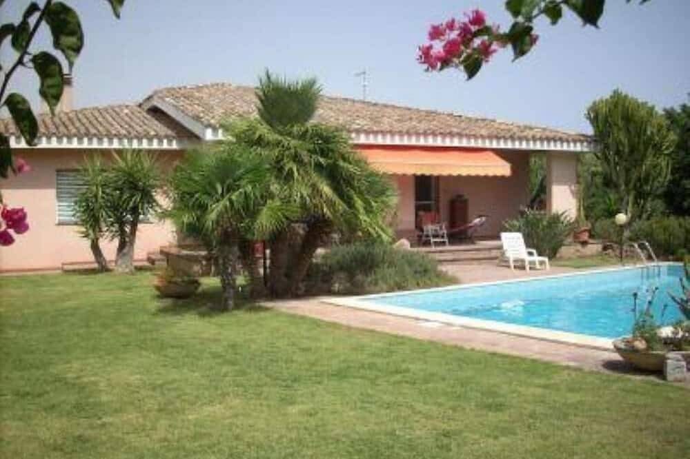 Poggio Dei Pini: Villa mit Garten und Swimmngpool in Poggio dei Pini, Capoterra