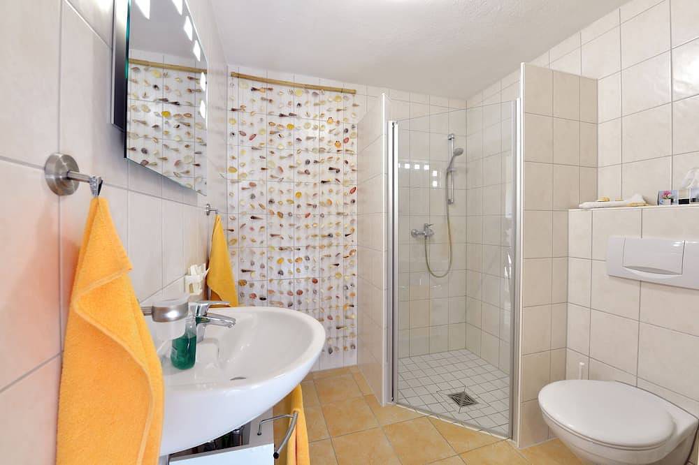 Entire apartment, Spacious stylish apartment in idyllic port town on the Baltic in Sassnitz, Jasmund National Park