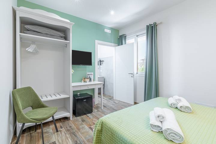 Room 'Beb Della Stazione - Verde' with Shared Terrace, Wi-Fi and Air Conditioning in Pachino, Syracuse Province