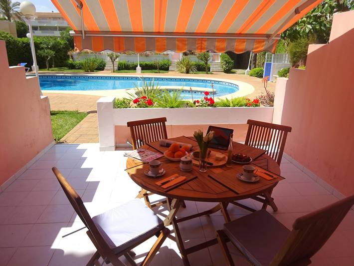 Apartamento entero, Apartamento vacacional "Jazmín" con piscina compartida, terraza y Wi-Fi in Platja de les Marines (El Palmar), El Palmar