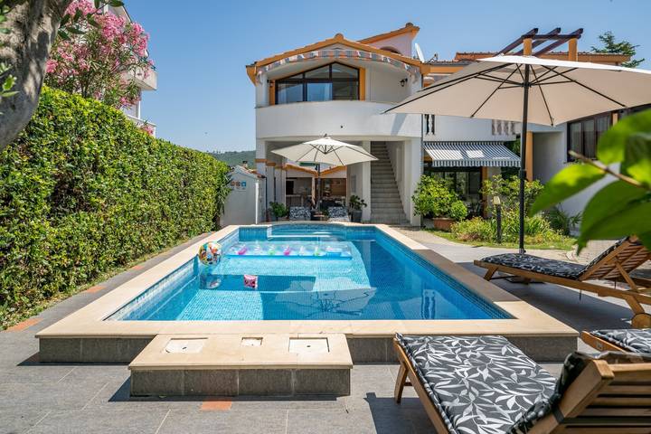 Ferienhaus für 8 Personen, mit Balkon/Terrasse und Meerblick sowie Garten und Pool in Bibinje