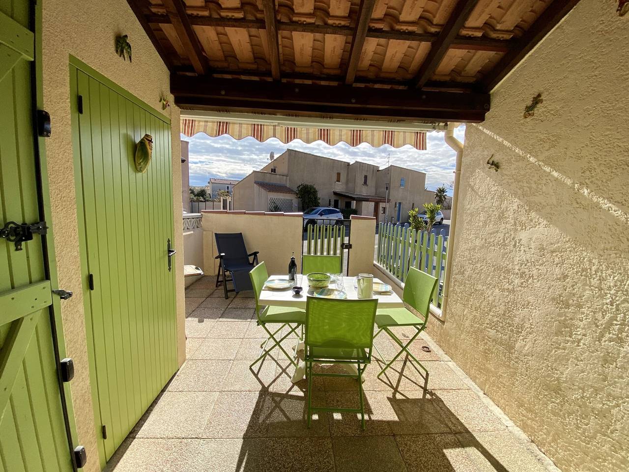 Villa T2 Mezzanine à 300m de la Plage avec Jardin, Idéal Famille, Parking, Animaux Acceptés in Narbonne Plage, Narbonne