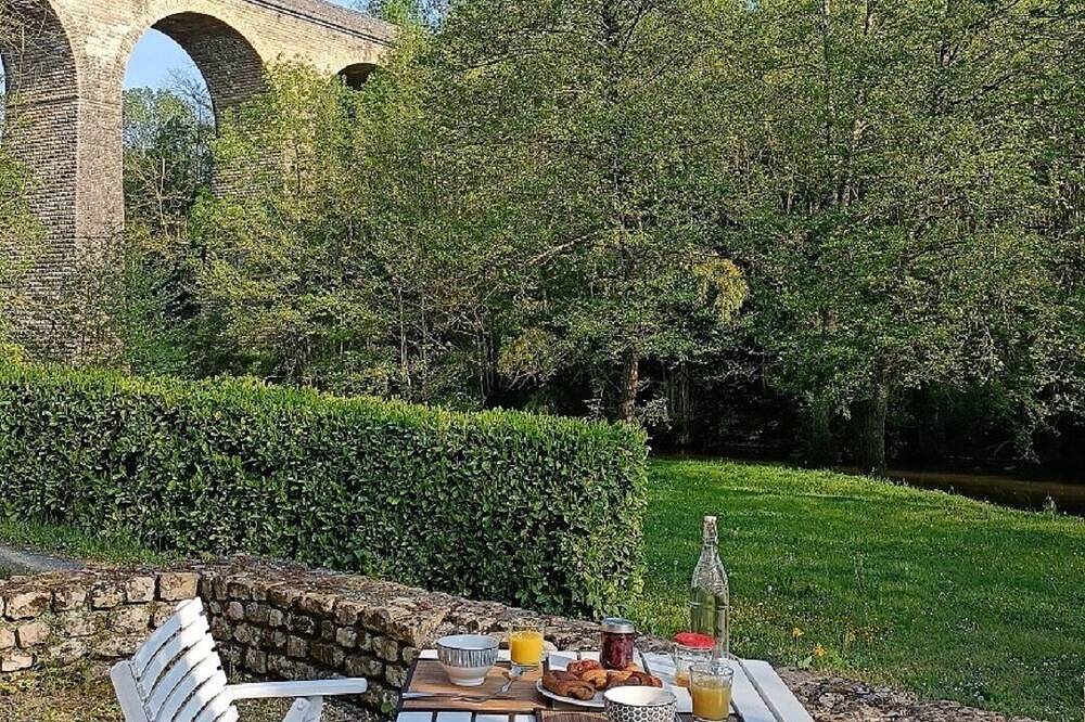 Gîte au coeur de la nature en bord de rivière in Saint-Pompain, Région de Niort