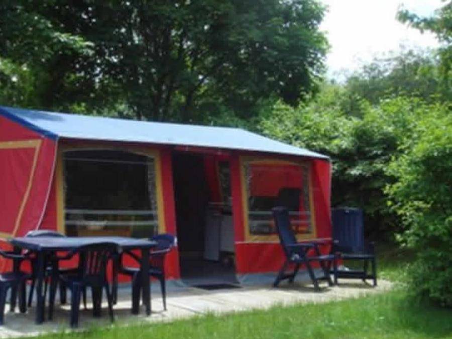 Camping La Perle - Tente 4 personnes - Tente Bungalow Retro in Saint-Médard-la-Rochette, Région d'Aubussargues