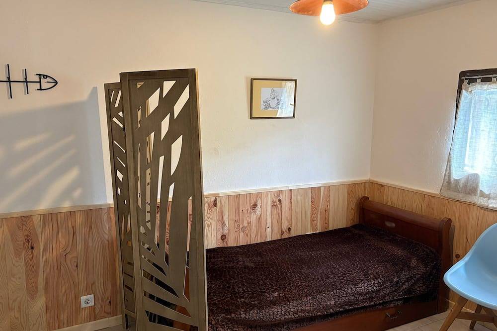 Small fisherman's cottage in a Petite Camargue hamlet in Gallician, Vauvert