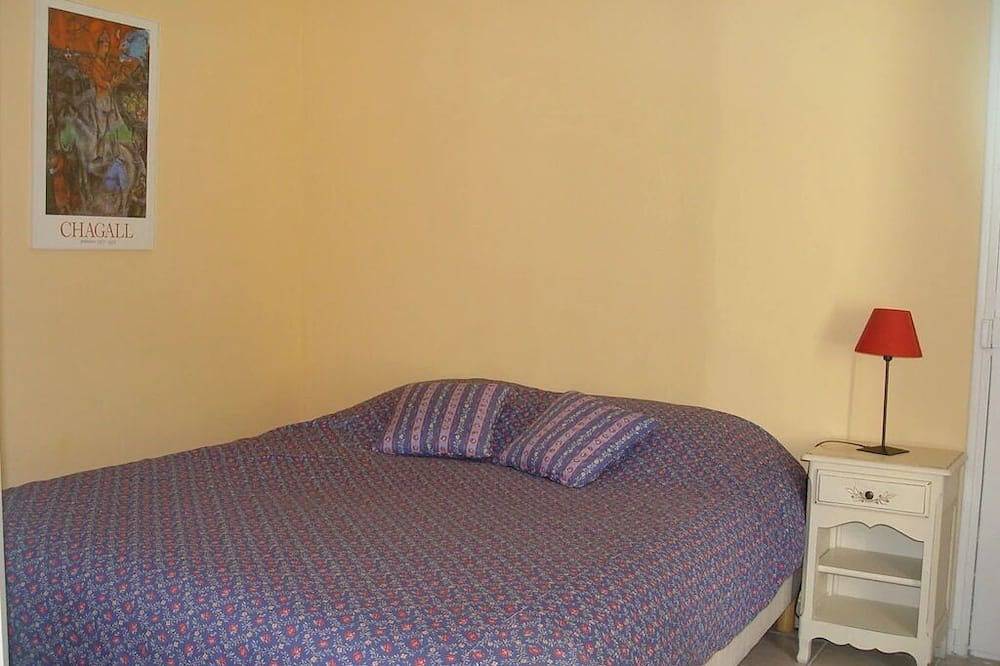 Entire apartment, Family Apartment, 2-6 People, In Provenve Mas 16Th Cent., Pool, Garden, Parking in Le Castellet, Toulon region