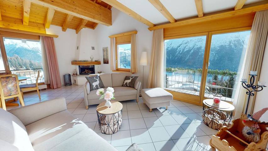 Ferienwohnung für 2 Personen, mit Balkon und Seeblick sowie Ausblick in St. Moritz