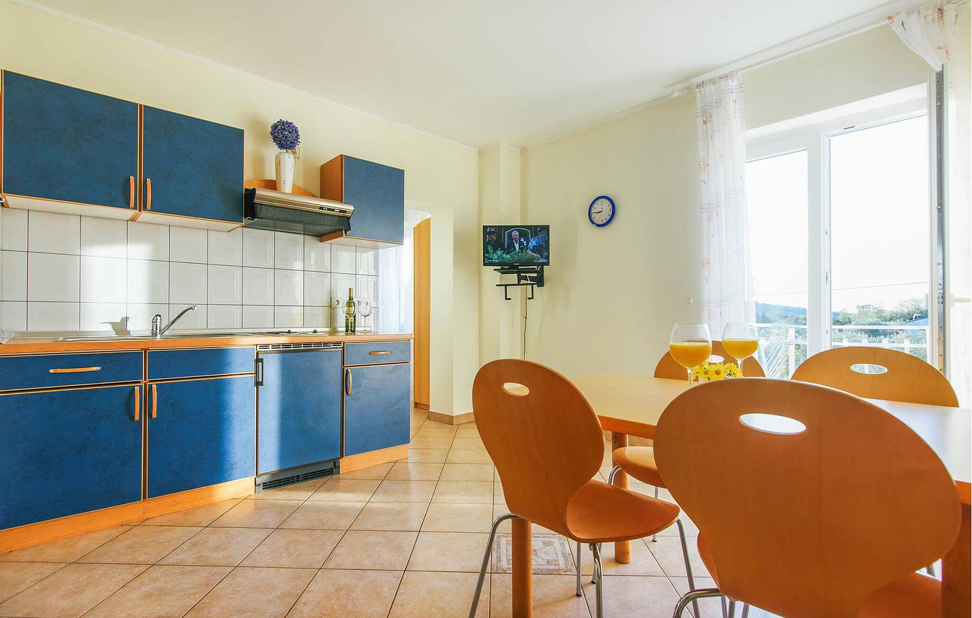 Apartamento vacacional entero, Apartamento de vacaciones para 4 personas con terraza in Tisno, Murter