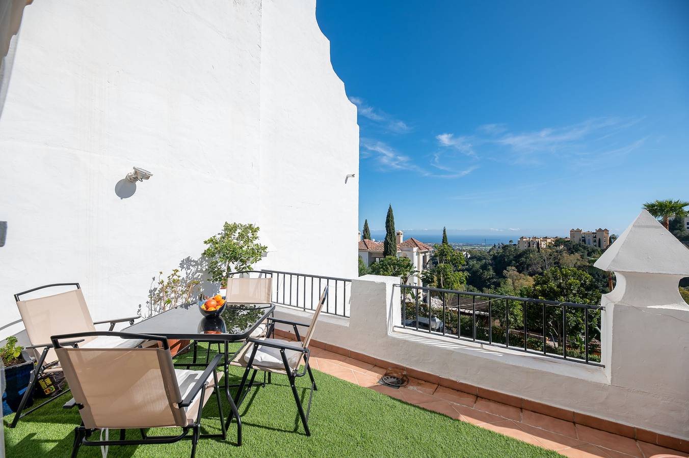 Entire apartment, Apartment 'Amazing View Marbella' with Sea View, Wi-Fi and Air Conditioning in El Castillo de la Heredia, Benahavís