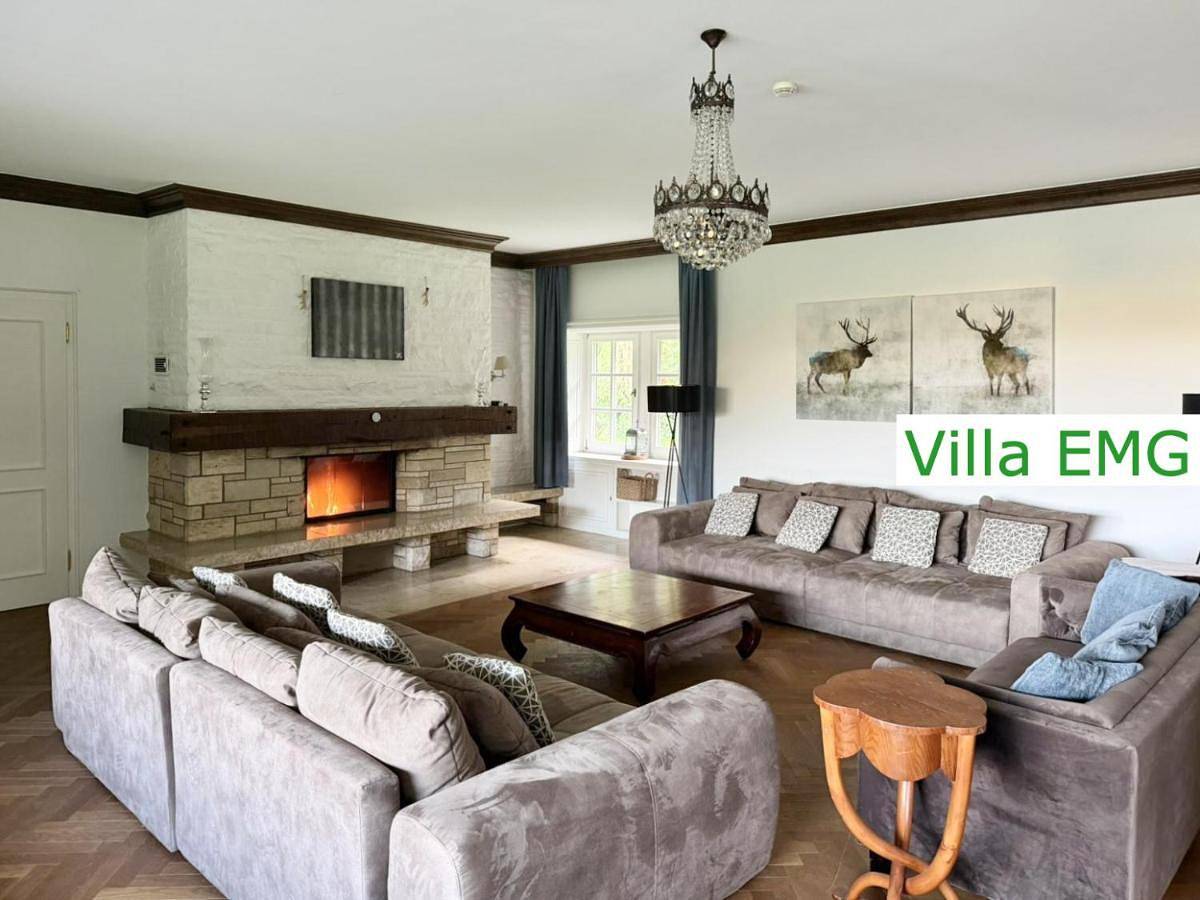 Villa Emg Ferienhaus in Alleinlage mit Privatsee Jacuzzi und Sauna für bis zu 22 Personen bei Osnabrück in Preußisch Oldendorf, Wiehengebirge