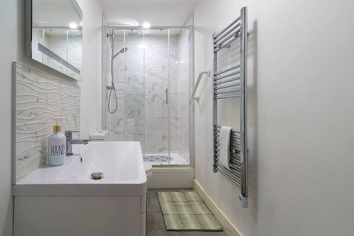 Entire apartment, Luxury 2Br Apartment | Balcony | Free Parking | 5min to Docks | Sleeps 6 in Gloucester (UK), Gloucestershire