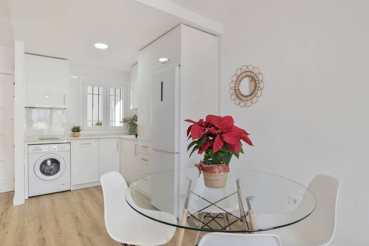 Apartamento entero, Apartamento "Barrosa Primera Línea de Playa" con vistas al mar, piscina y Wi-Fi in La Barrosa, Chiclana de la Frontera