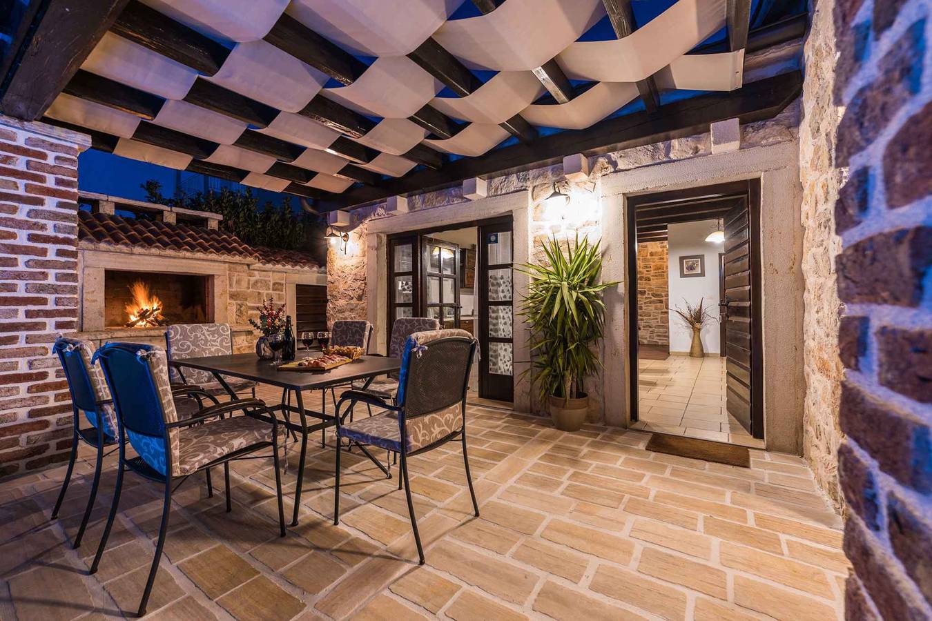 Ferienhaus mit Grillterrasse und Pool  in Sukosan, Zadar
