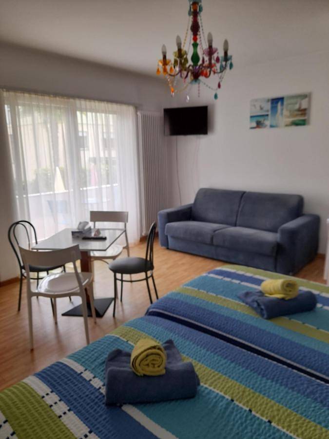 Ferienwohnung für 3 Personen, mit Balkon und Terrasse sowie Garten und Pool