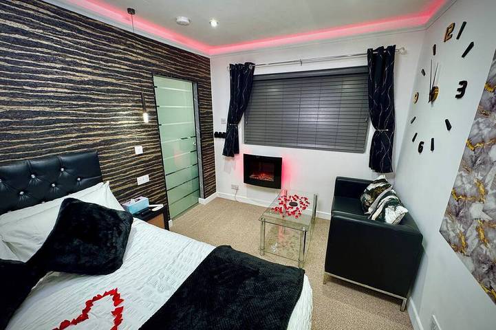 Suite 1 Private Jacuzzi Spa Hot Tub & Sauna in Sheffield, Südliches Yorkshire