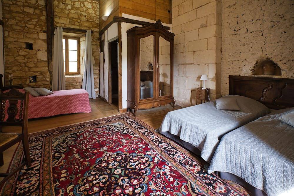 Gîte Grottes du Périgord, 12 km from Sarlat, 3 bedrooms, 2 bathrooms in Cénac-et-Saint-Julien, Périgord Noir