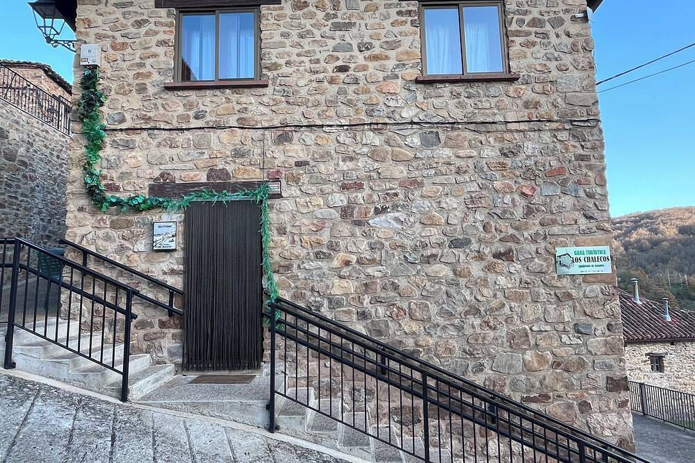 Chaleco tourist house in Sierra Cebollera with private terrace. in Lumbreras, La Rioja Province