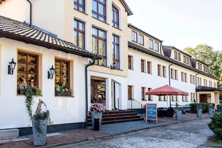 Hotel, mit Terrasse und Garten sowie Ausblick und Seeblick in Thüringer Kernland - 3