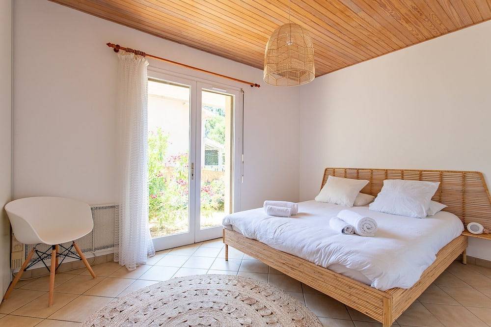 Modern villa with large terrace under the pines in Le Canon, Lège-Cap-Ferret