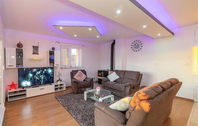 Geräumige 250 m² große Wohnung mit Pool, Küche und WLAN-Zugang in Cista Provo, Makarska Riviera
