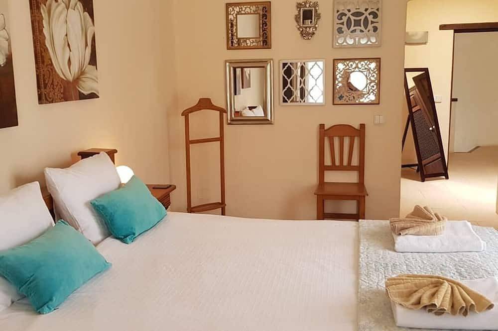 Villa Sleeps 8 with Pool and Hot Tub in Conil, Tías