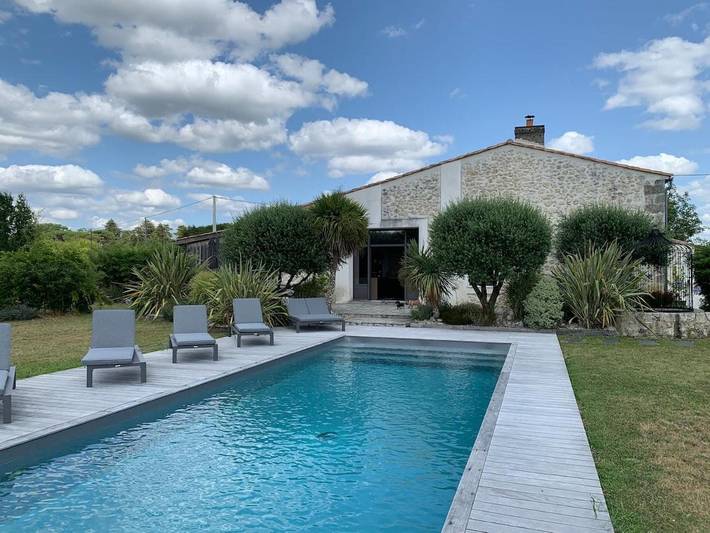 Location de vacances pour 8 personnes, avec piscine et terrasse à Targon