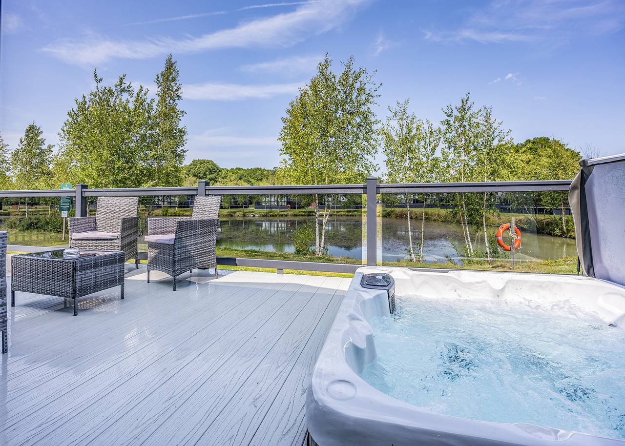Monument Lakeside Lodge Pet Friendly in Stixwould and Woodhall, Lincolnshire