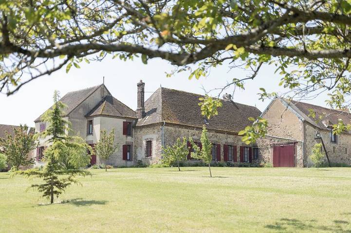 Maison de campagne pour 30 personnes, avec Jacuzzi à Lailly