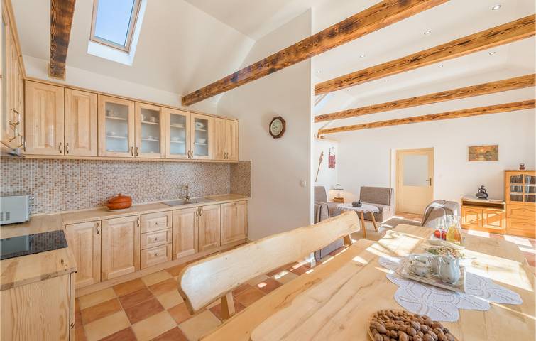 Geräumige 2-Zimmer-Wohnung mit Pool und Terrasse, inklusive Parkplatz in Dalmatinisches Zagora