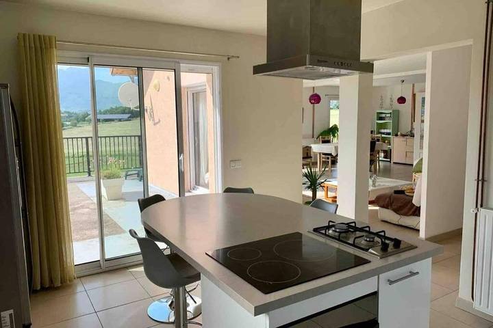 Location de vacances pour 4 personnes, avec vue ainsi que vue sur le lac et jardin à Pelleautier - 4