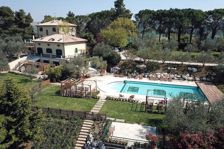 Ferienhaus für 16 Personen, mit Pool und Whirlpool sowie Garten und Balkon