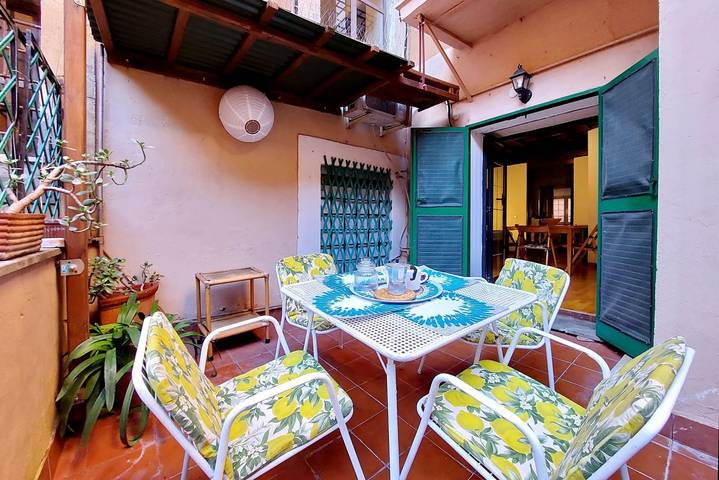 Ganze Wohnung, Ferienwohnung für 4 Personen mit Balkon/Terrasse in Trastevere, Rom