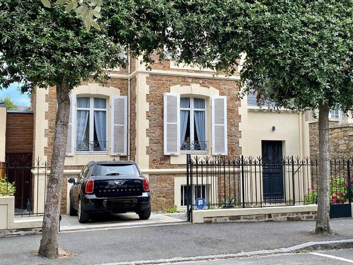 Chambre d’hôte pour 3 personnes, avec Terrasse ainsi que Jardin et Vue dans Thermes Marins de Saint-Malo