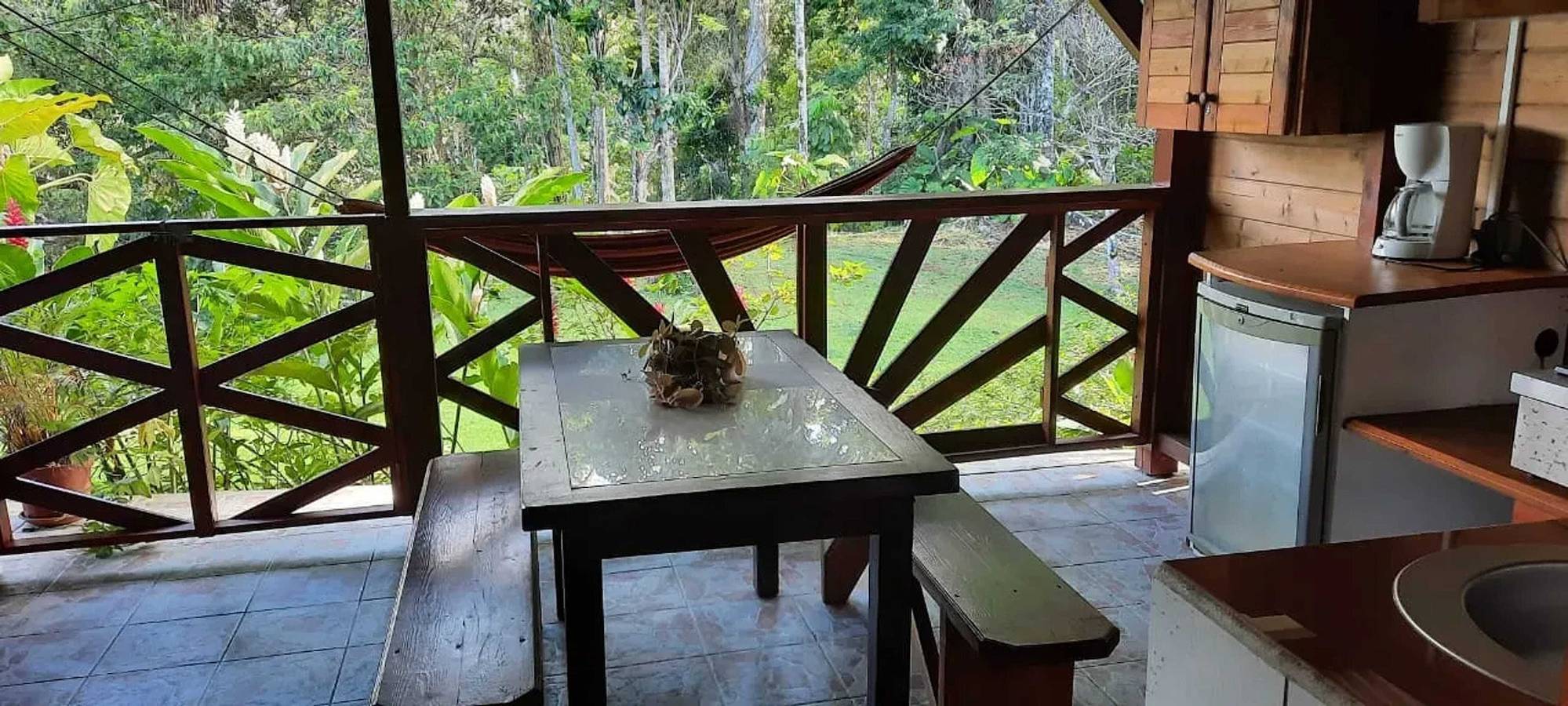 Acogedor bungalow en Goyave con vista al jardín in Goyave, Guadalupe