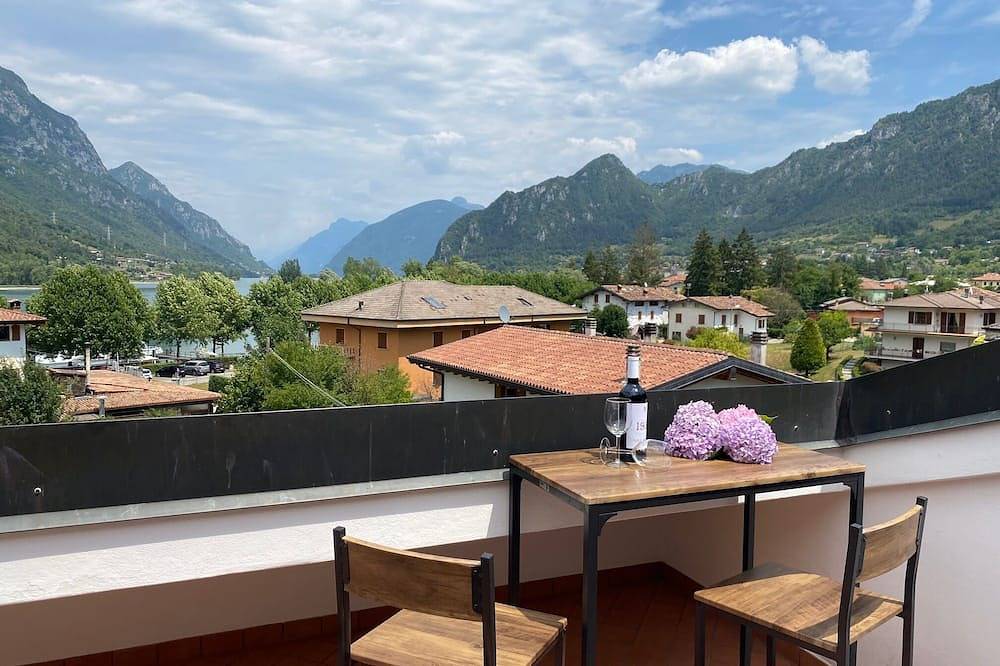 Ganze Wohnung, Ferienwohnung für 2 Erw. + 1 Kind, toller Blick, 200m zum See/ Strand, Garten in Idro, Gardasee-Berge