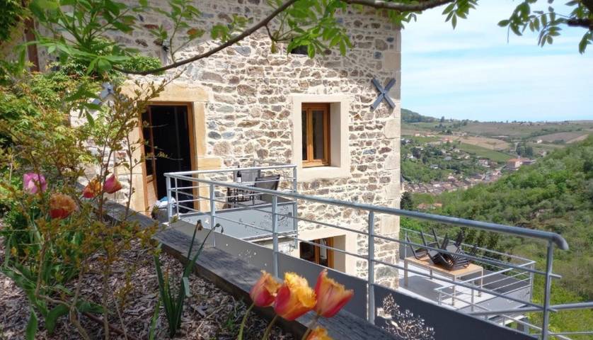 Ferienhaus 'Château Saint-jean' mit Bergblick, privater Terrasse und Wi-Fi in Beaujeu, Beaujolais